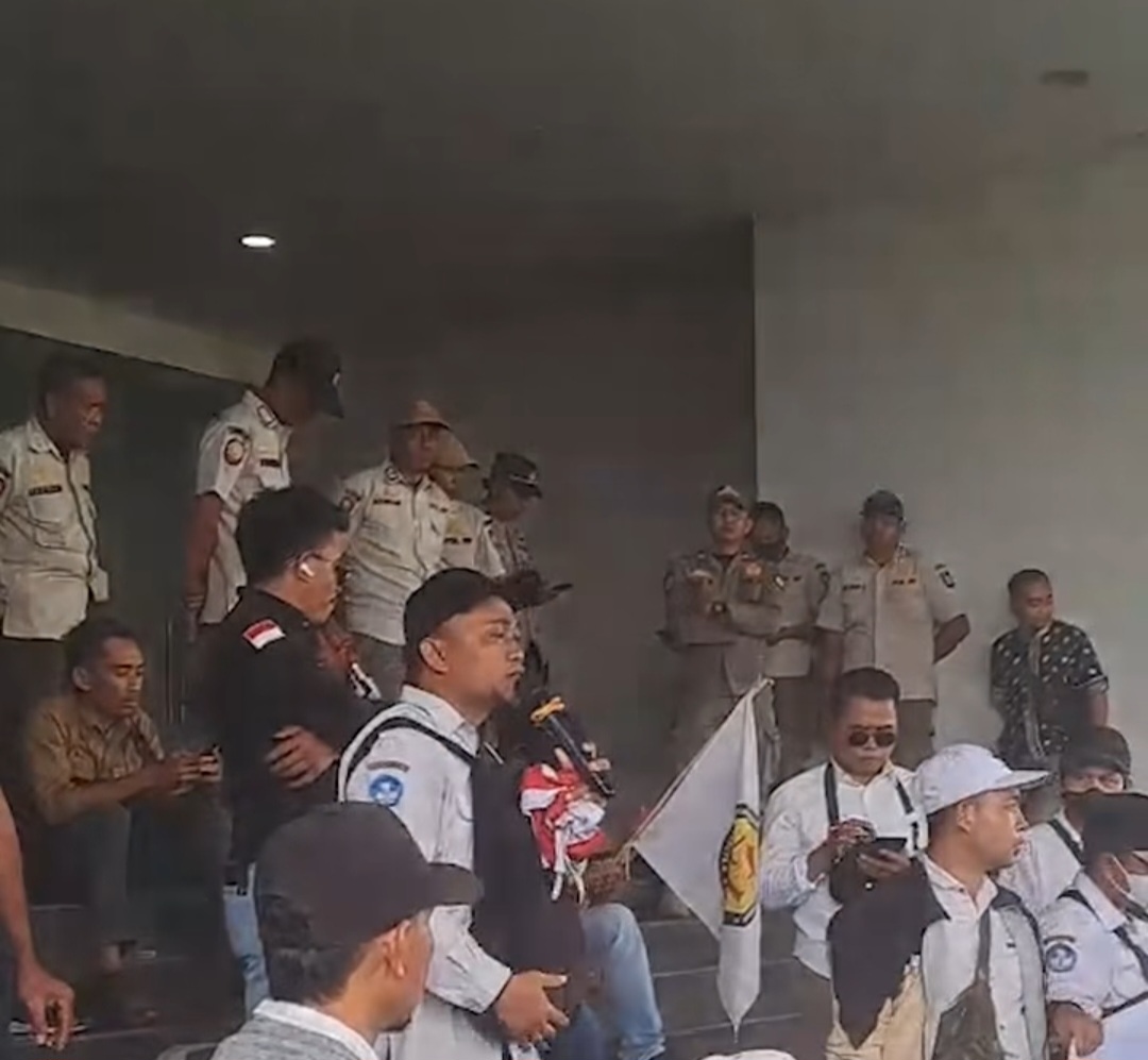 Guru PPPK Paruh Waktu Loteng Demo ke Kantor Bupati, Tuntut Penyesuaian Upah Rp200 Ribu